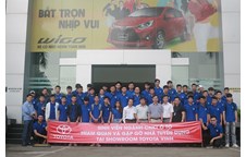 Sinh viên ngành Công nghệ kỹ thuật ô tô tham quan và gặp gỡ nhà tuyển dụng tại showroom TOYOTA Vinh
